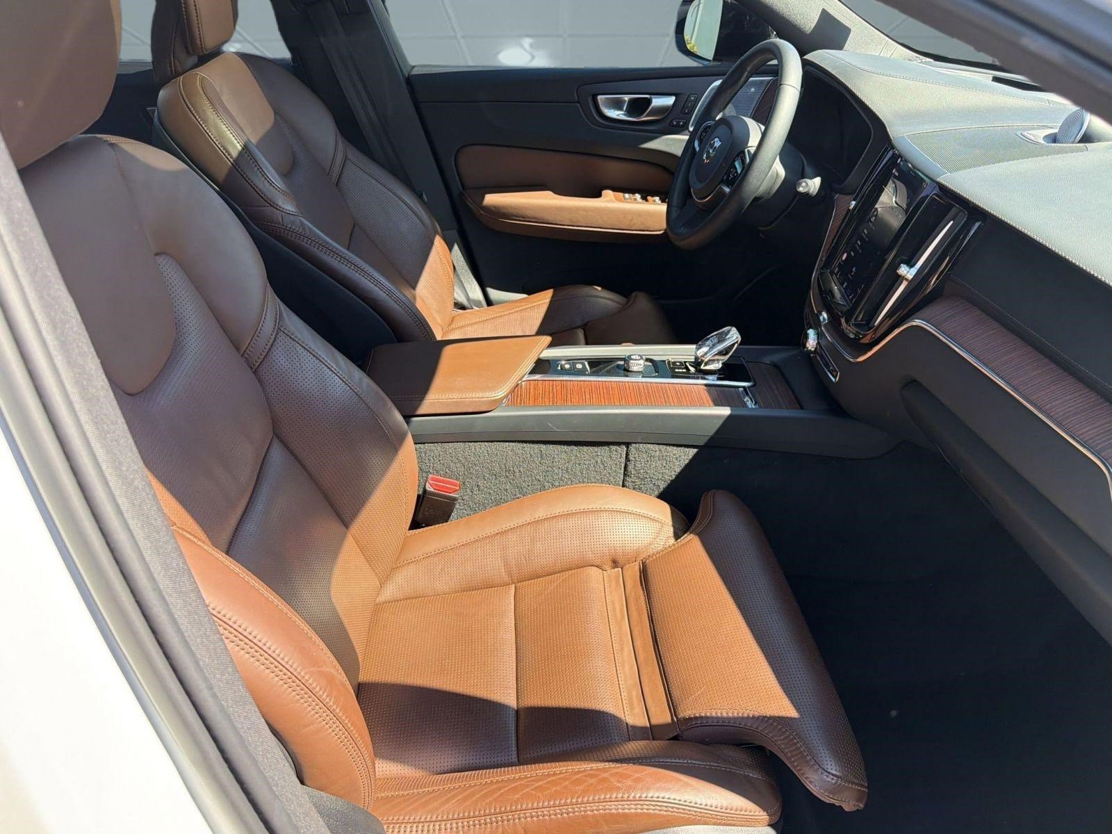 Certified 2024 Volvo XC60 B5 Ultimate w/ Protection Package Premier image 30