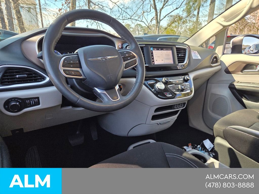 Used 2022 Chrysler Voyager LX image 8