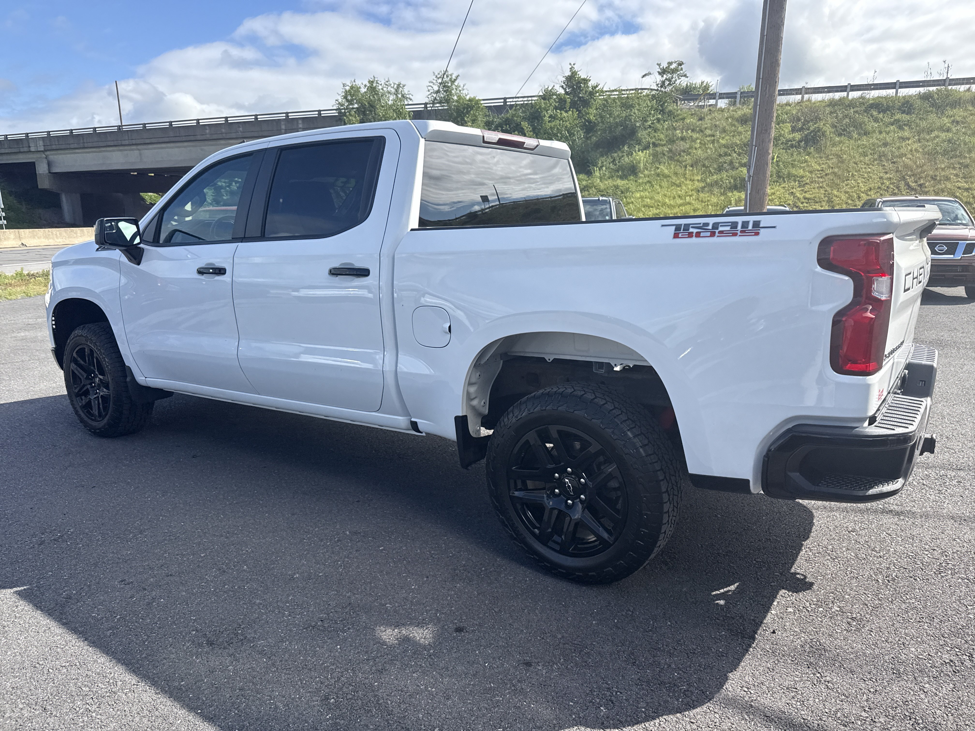 Used 2023 Chevrolet Silverado 1500 LT Trail Boss w/ LPO, Dark Essentials Package AWD/4WD image 6