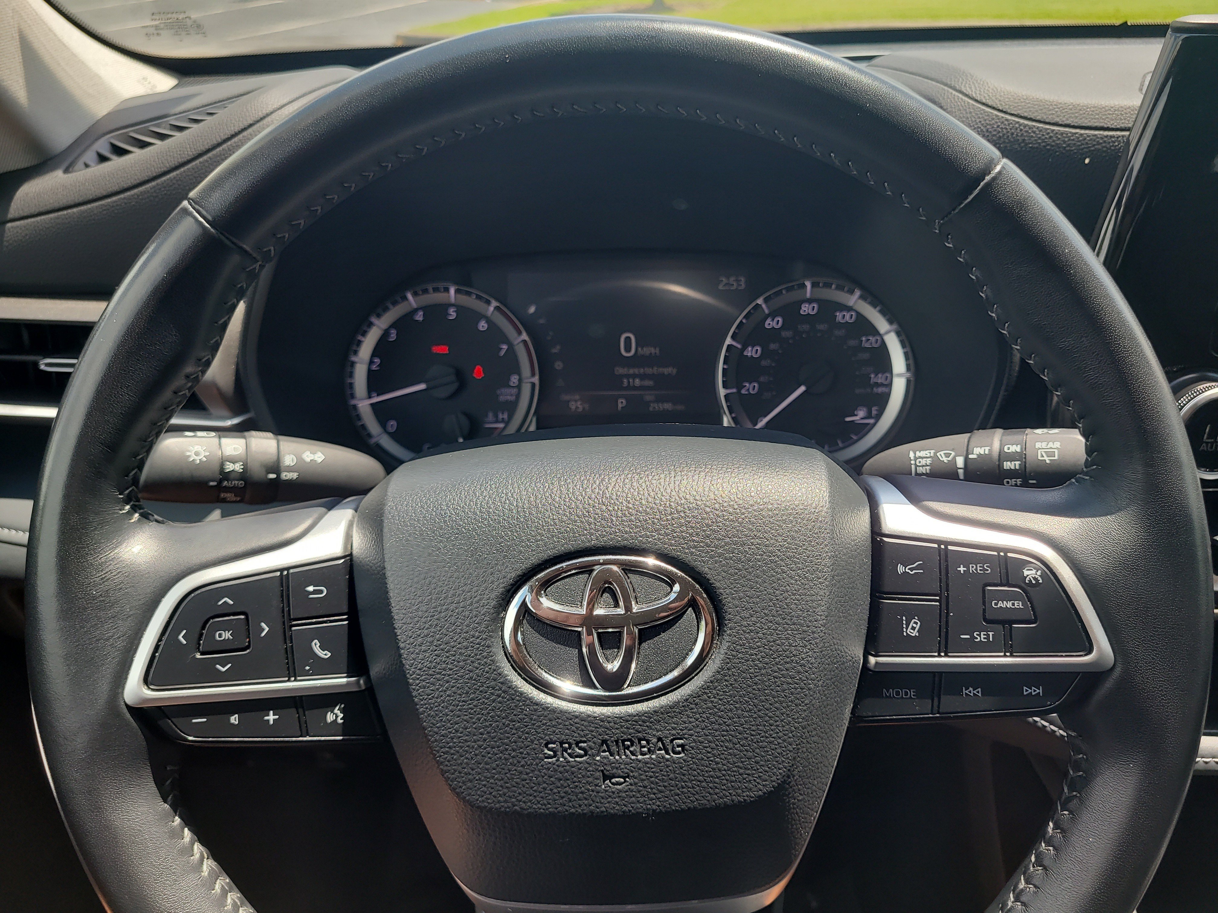 Used 2025 Toyota Highlander LE FWD image 31