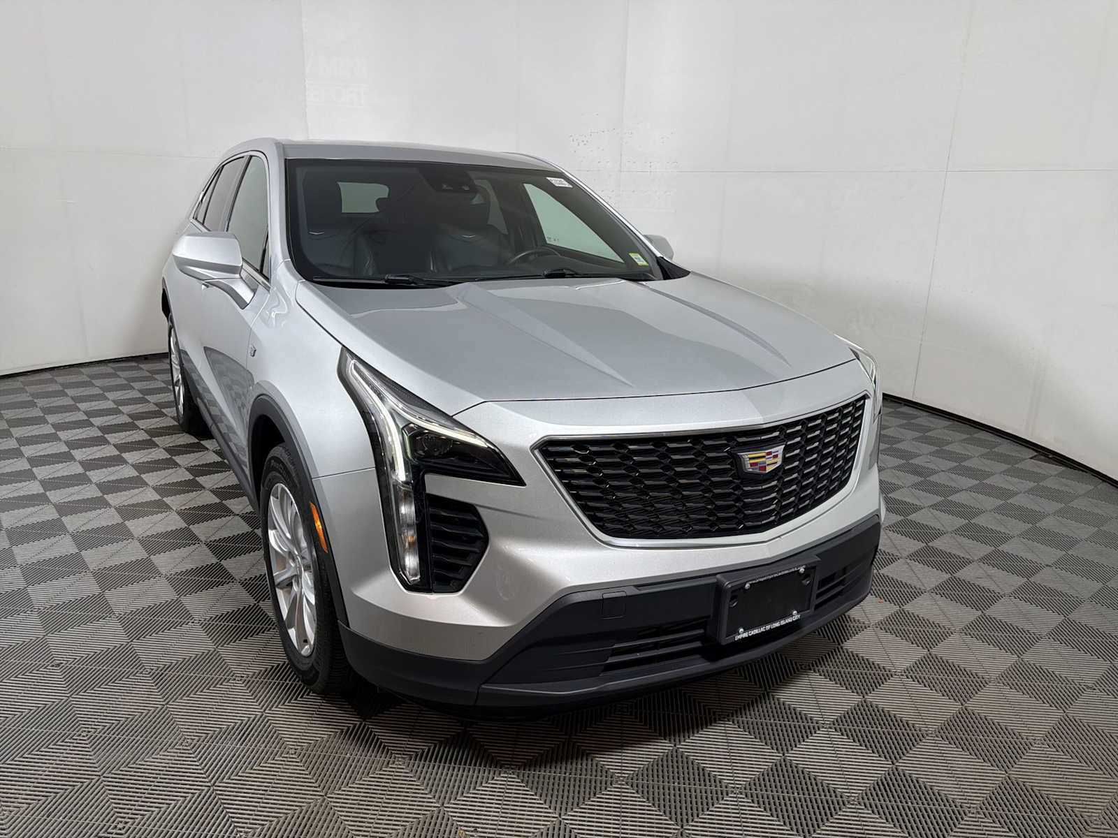 Used 2022 Cadillac XT4 Luxury w/ Cold Weather Package AWD/4WD image 2