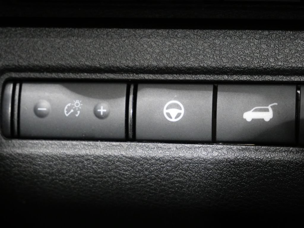 Used 2025 Nissan Pathfinder SV FWD image 14