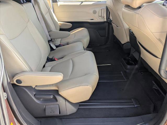 Used 2021 Toyota Sienna XLE image 18