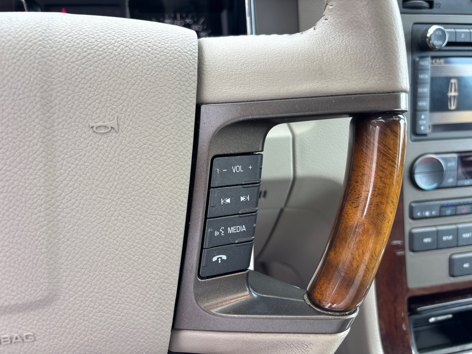 Used 2014 Lincoln Navigator L 4WD image 18