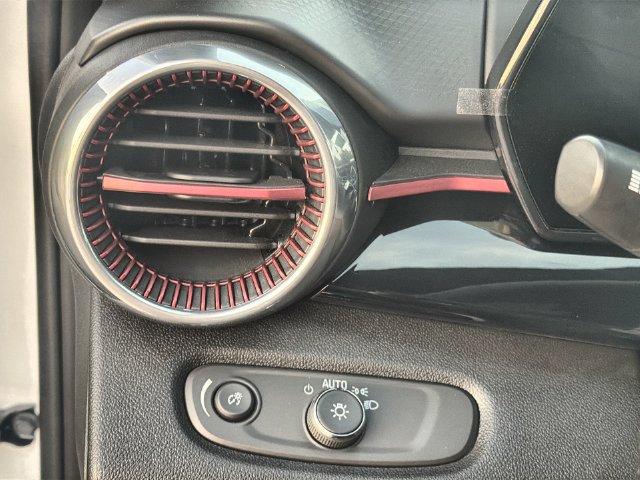 Certified 2025 Chevrolet Trax RS w/ Sunroof Package FWD image 17