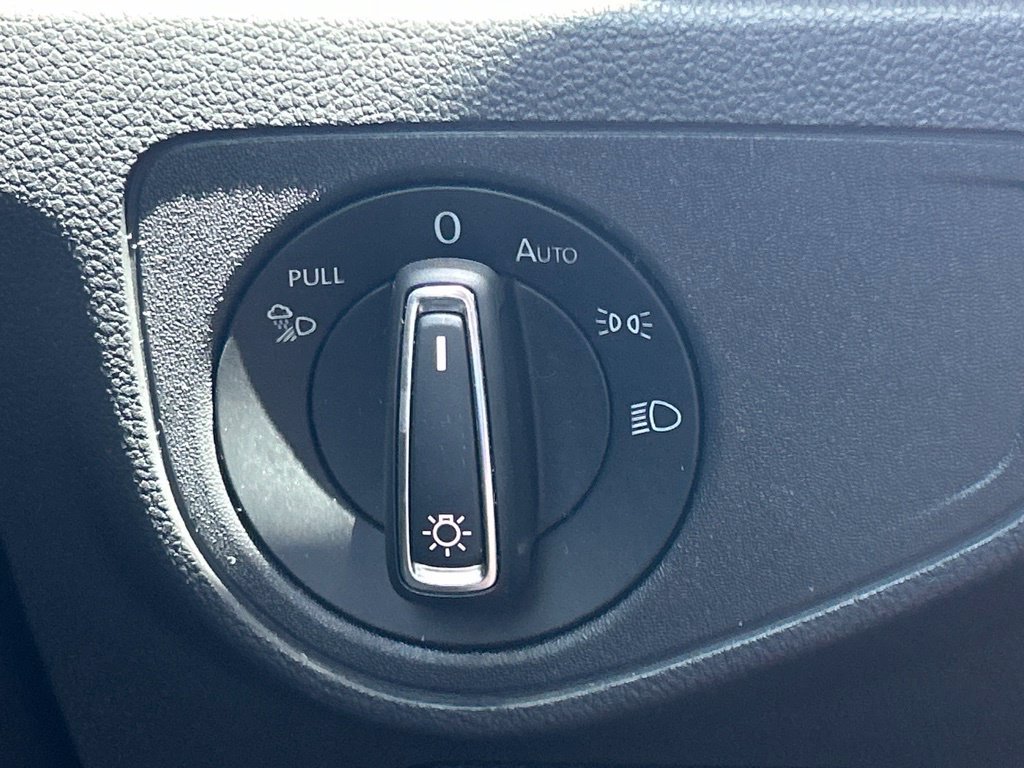 Used 2020 Volkswagen Atlas Cross Sport SE w/ Panoramic Sunroof Package FWD image 32