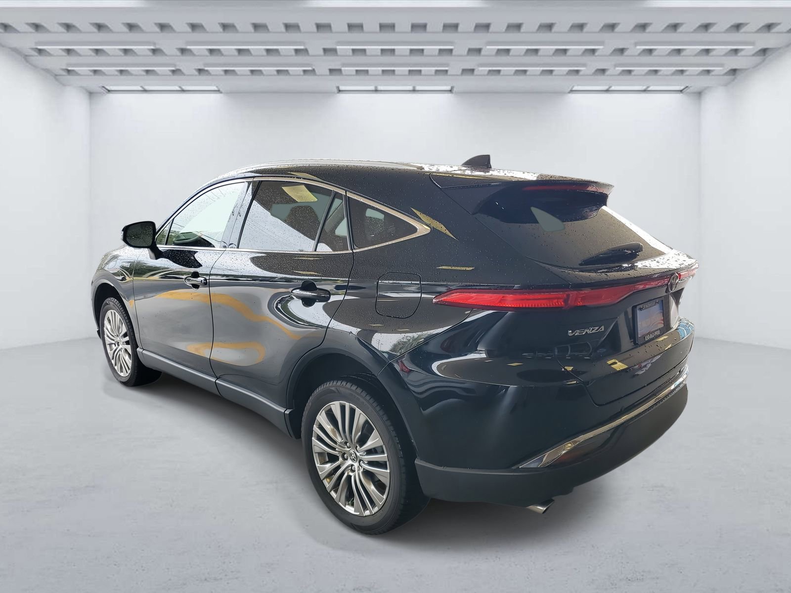 Used 2021 Toyota Venza XLE w/ Carpet Mat Package (TMS) image 3