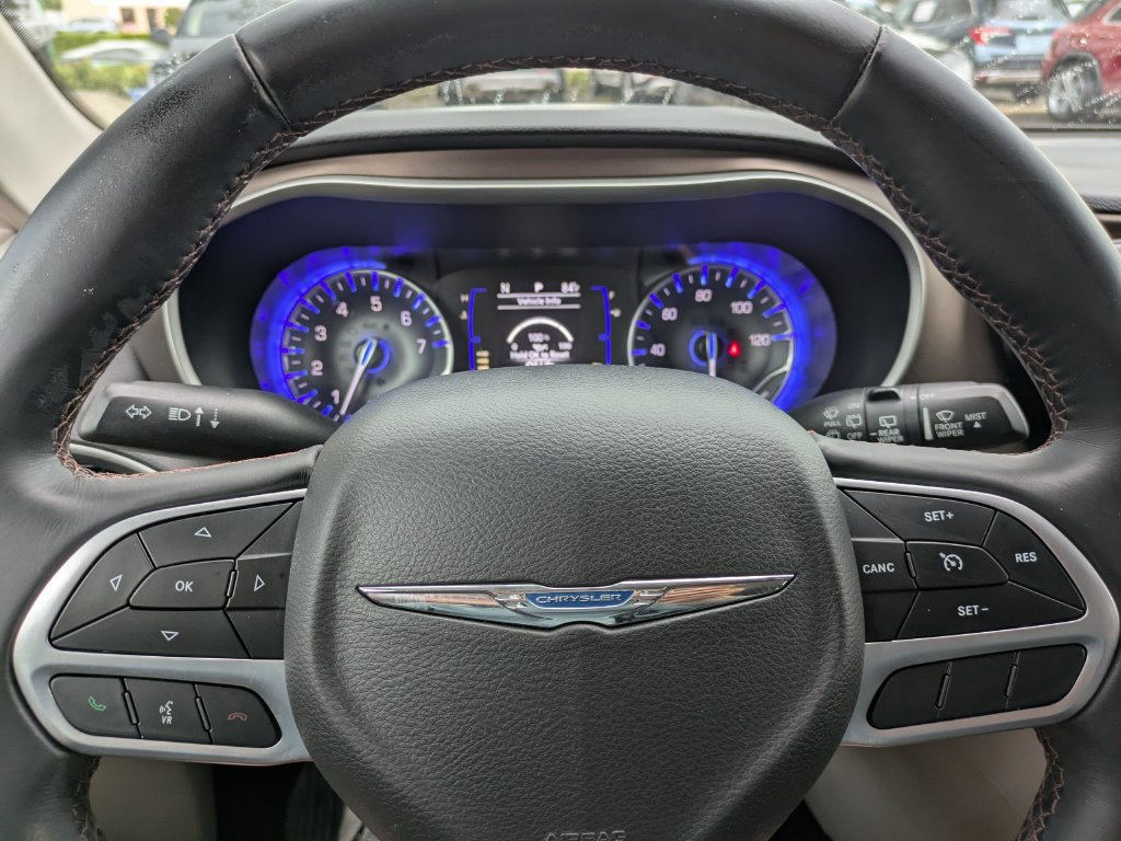 Used 2018 Chrysler Pacifica Touring-L FWD image 29