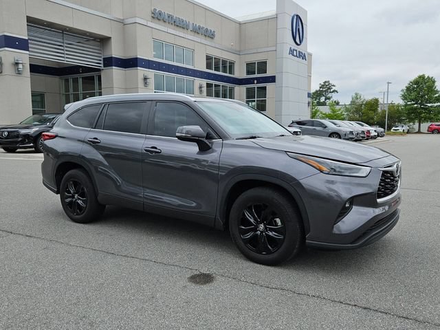 Used 2023 Toyota Highlander XLE FWD image 2