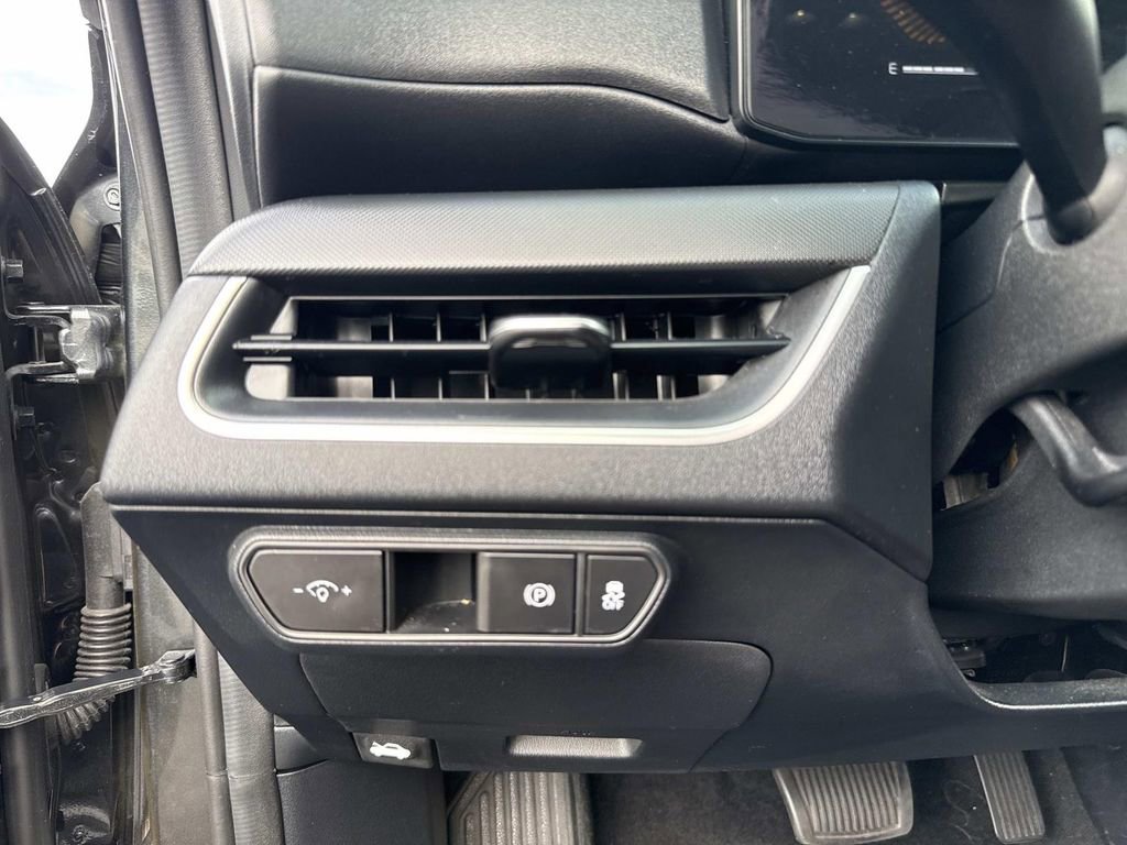 Used 2025 Kia K4 LXS image 32