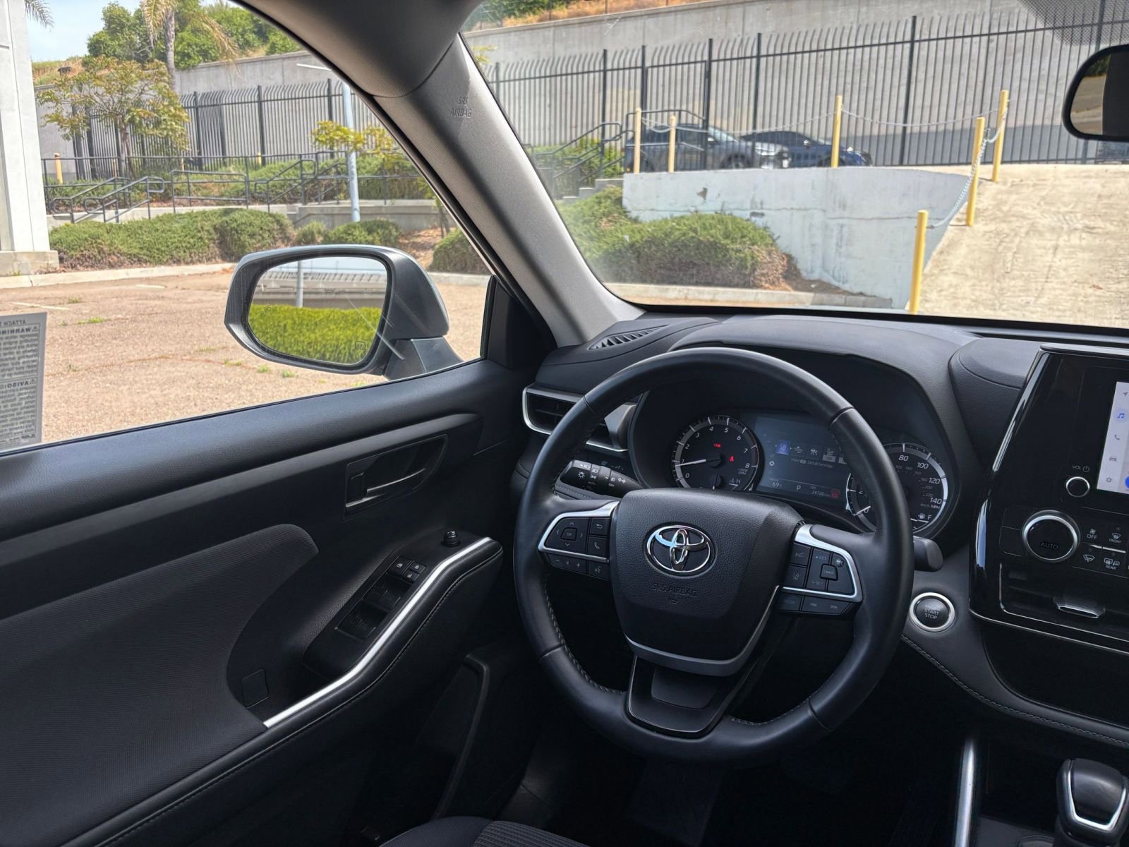 Used 2025 Toyota Highlander LE image 36