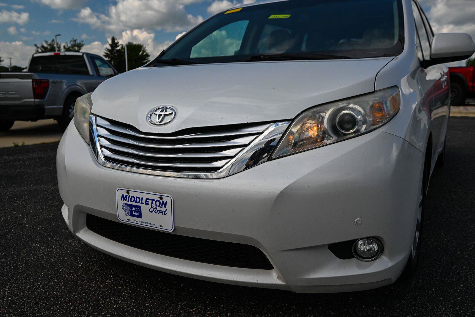 Used 2011 Toyota Sienna Limited w/ Premium Pkg FWD image 11