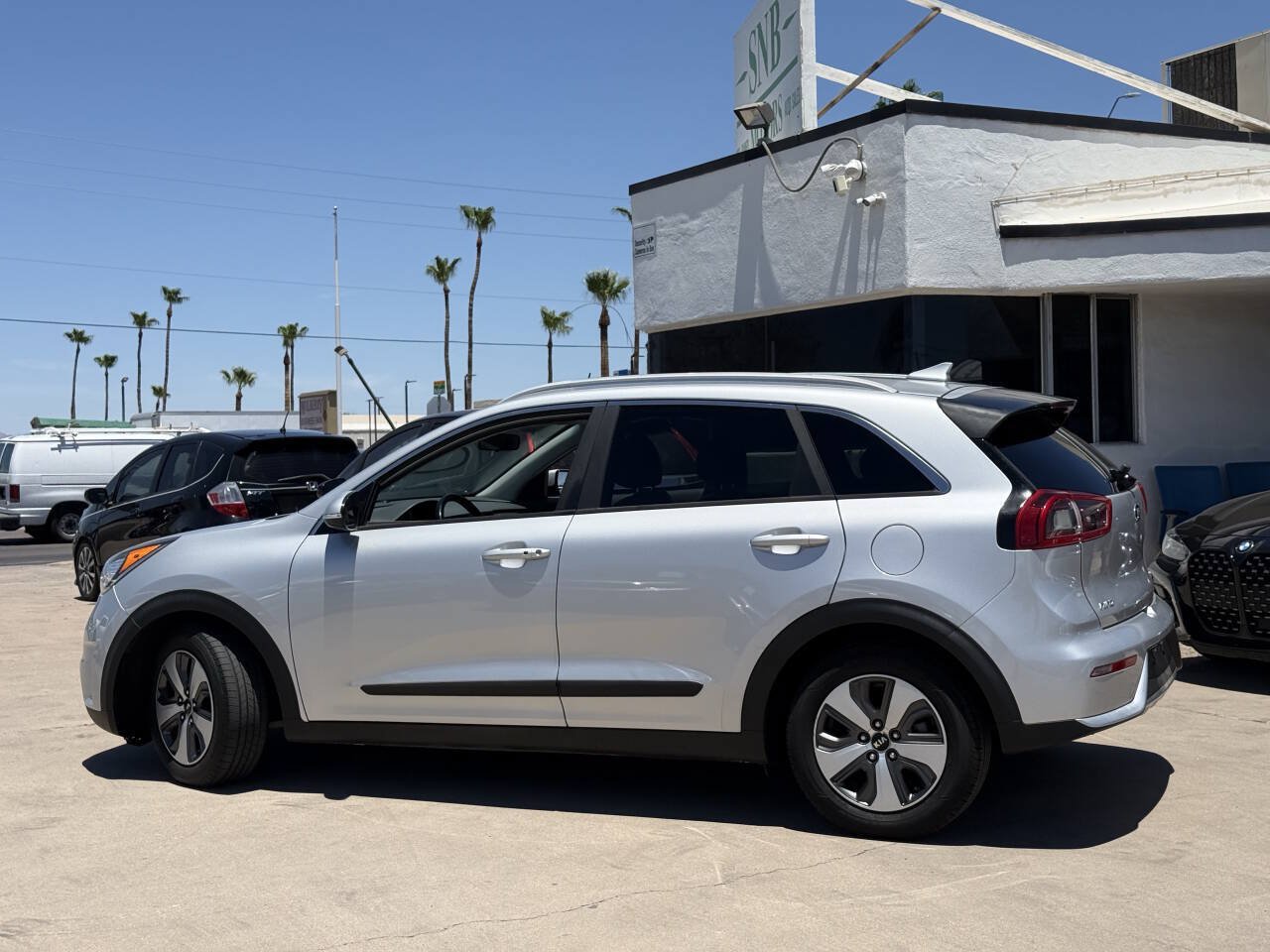 Used 2017 Kia Niro EX FWD image 4