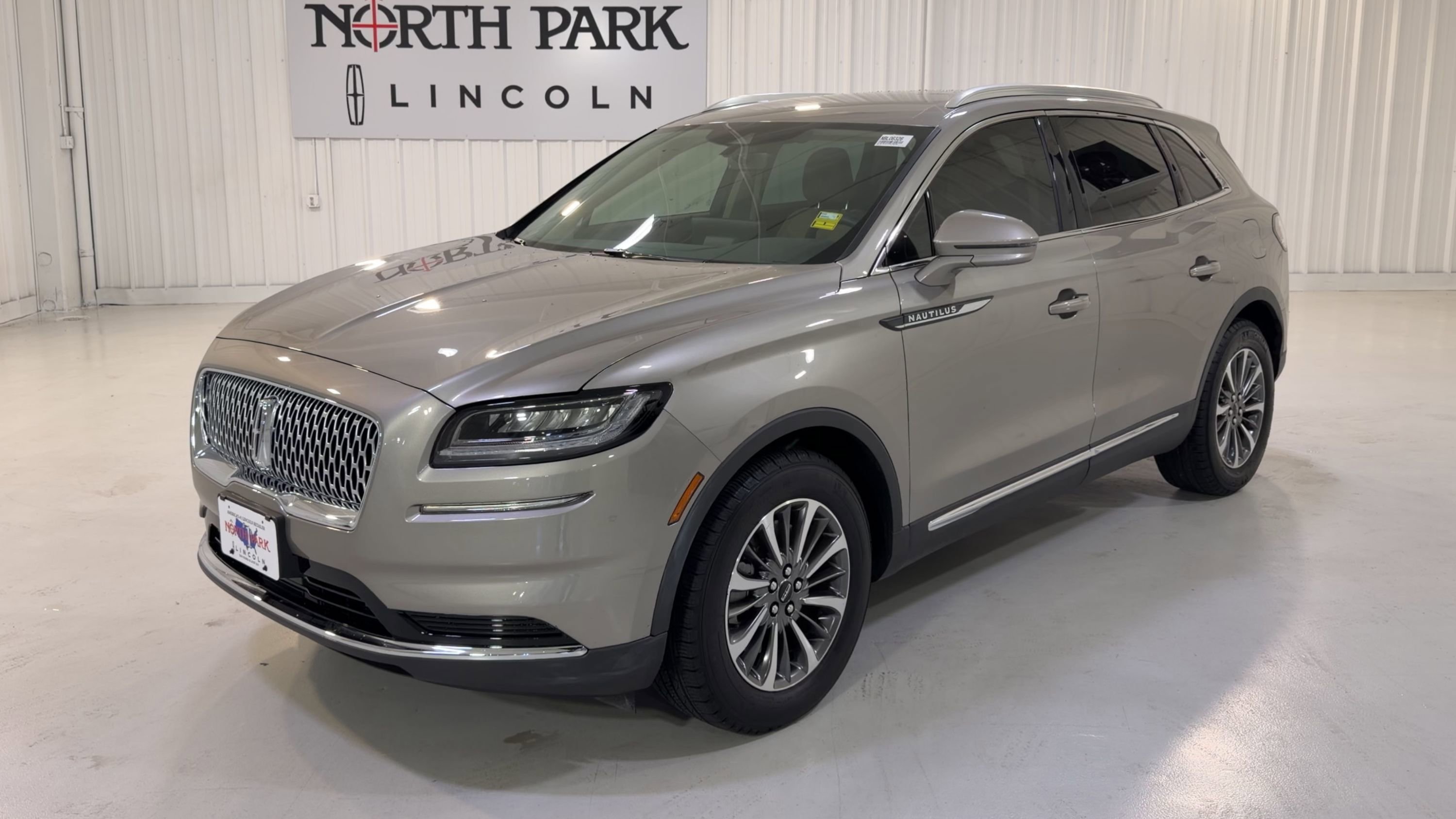 Used 2023 Lincoln Nautilus FWD w/ Premium Package image 5
