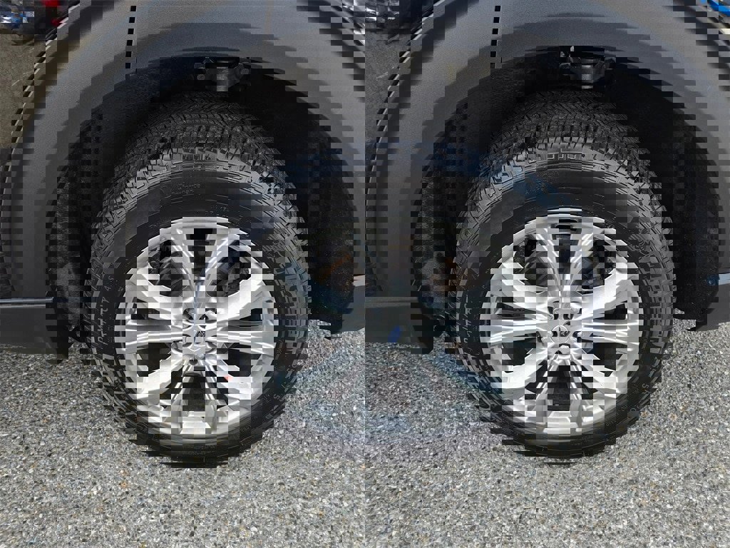 Used 2023 Ford Explorer XLT w/ Equipment Group 202A image 9