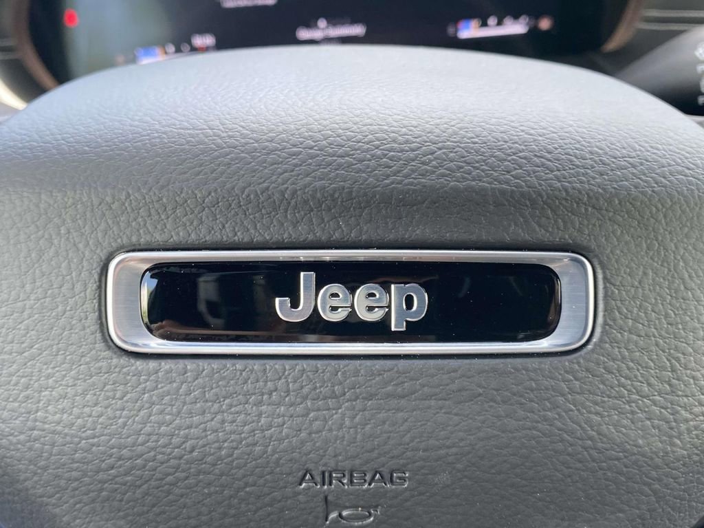 New 2026 Jeep Grand Cherokee Limited w/ Luxury Tech Group II RWD image 30