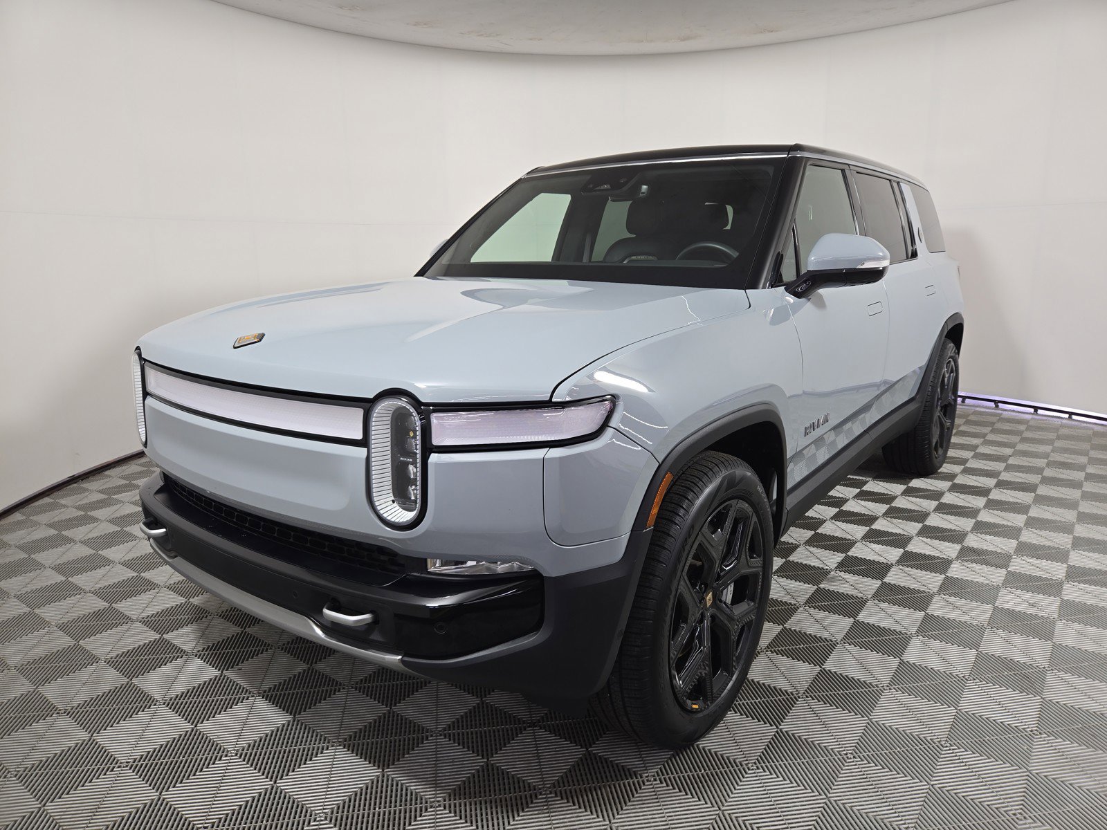 Used 2024 Rivian R1S Adventure AWD/4WD image 1