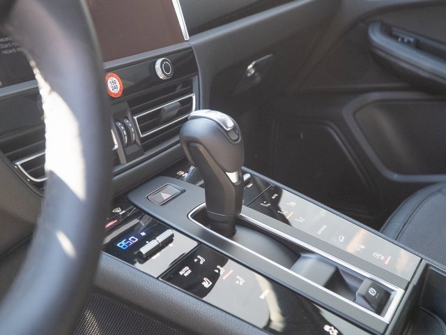 Certified 2025 Porsche Macan image 27