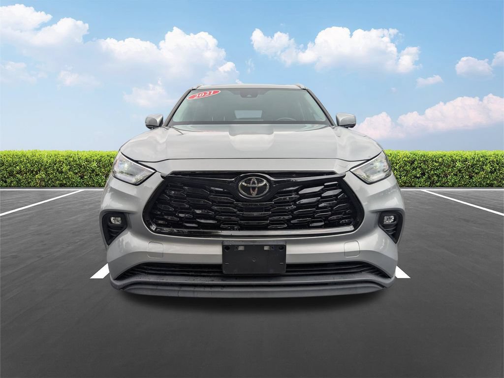 Used 2021 Toyota Highlander XLE AWD/4WD image 10