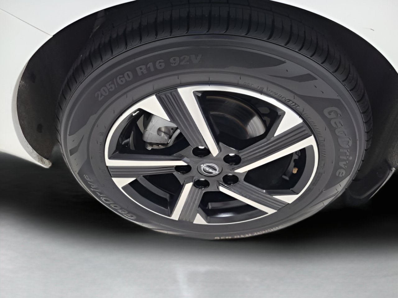 Used 2024 Nissan Sentra SV FWD image 9