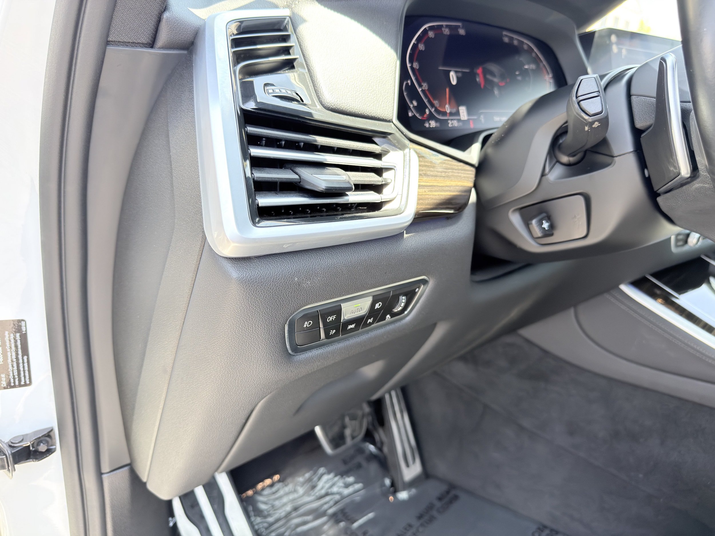 Used 2021 BMW X5 xDrive40i w/ M Sport Package AWD/4WD image 25