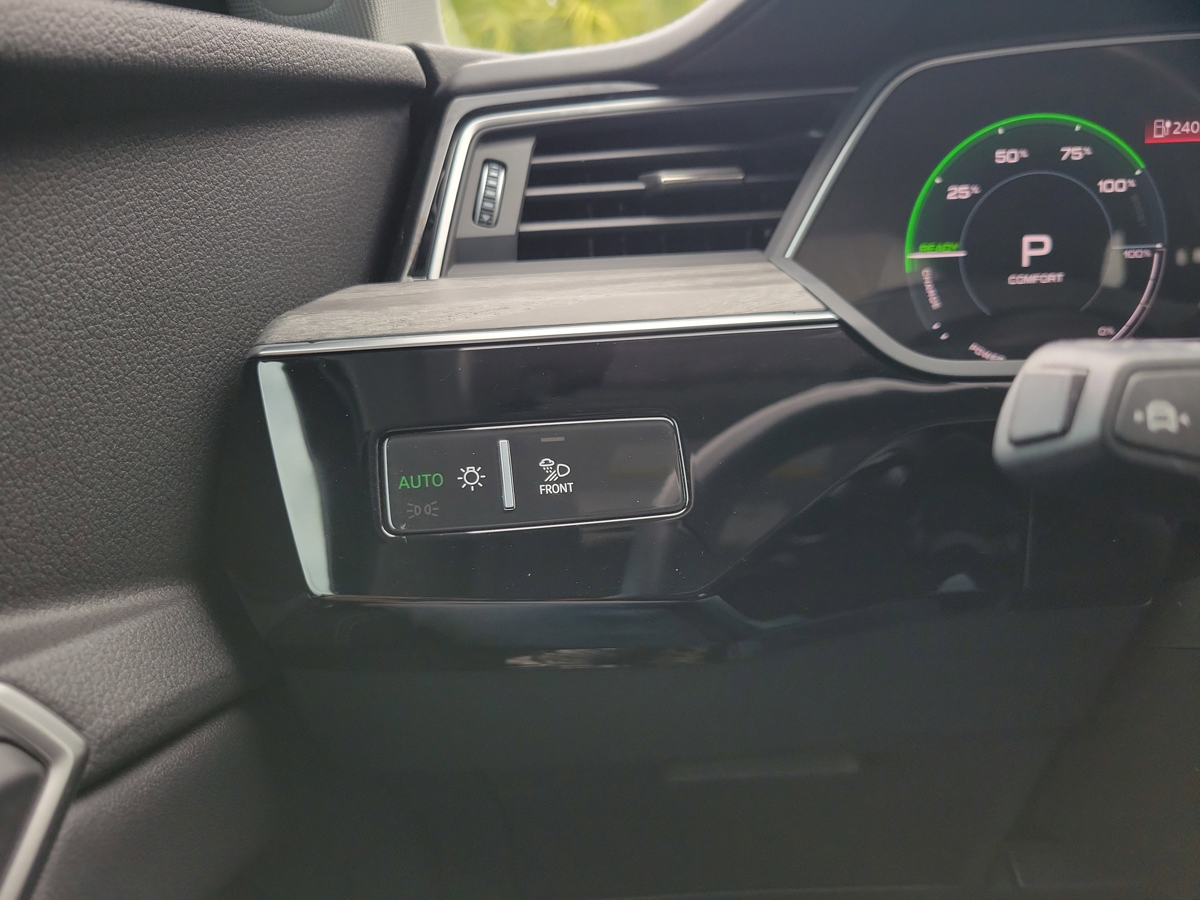 Used 2024 Audi Q8 e-tron Prestige w/ Prestige Package image 31