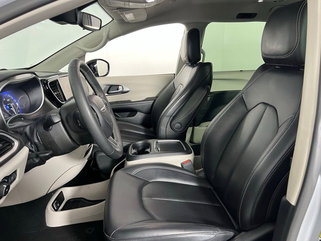 Used 2024 Chrysler Pacifica Touring-L image 21