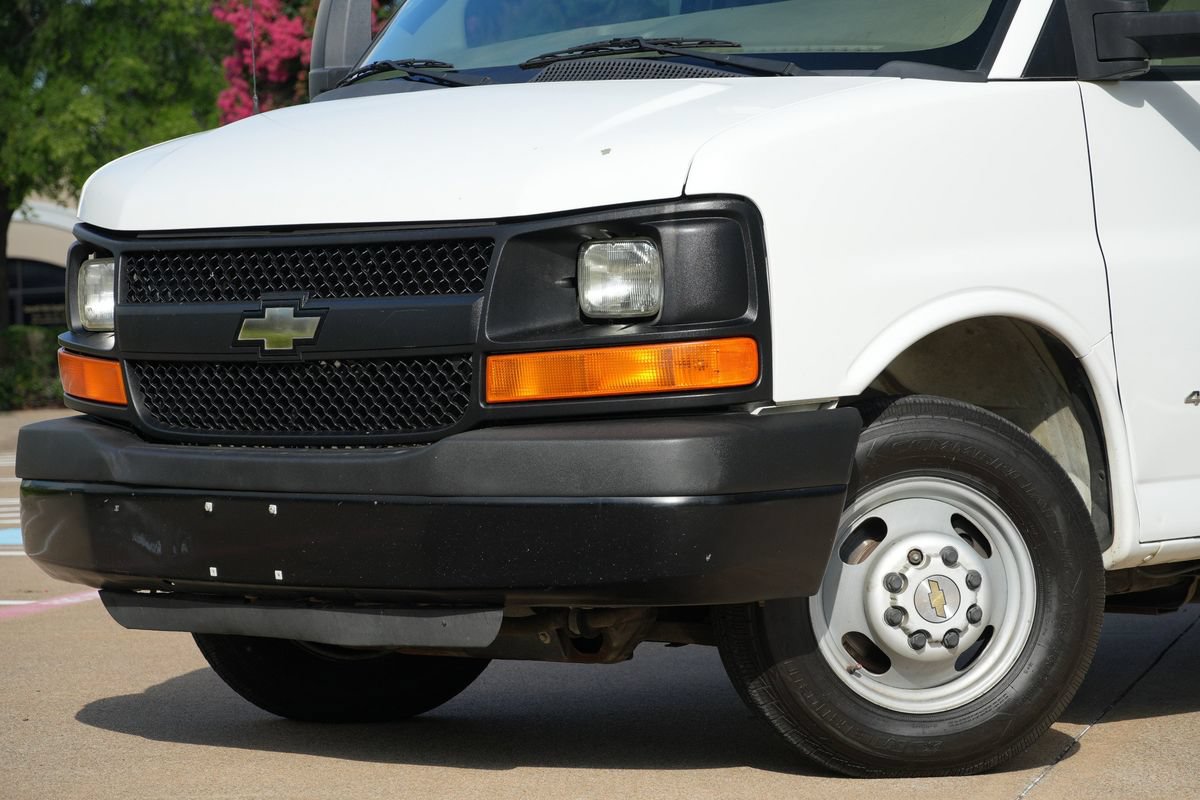 Used 2015 Chevrolet Express 4500 RWD image 23