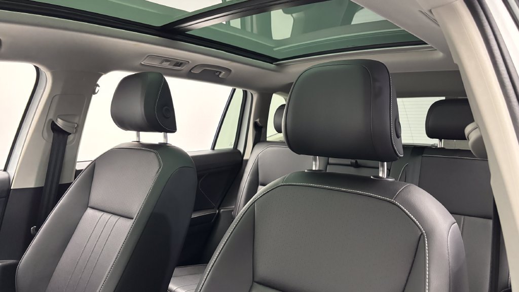 Used 2024 Volkswagen Tiguan SE w/ Panoramic Sunroof Package AWD/4WD image 15