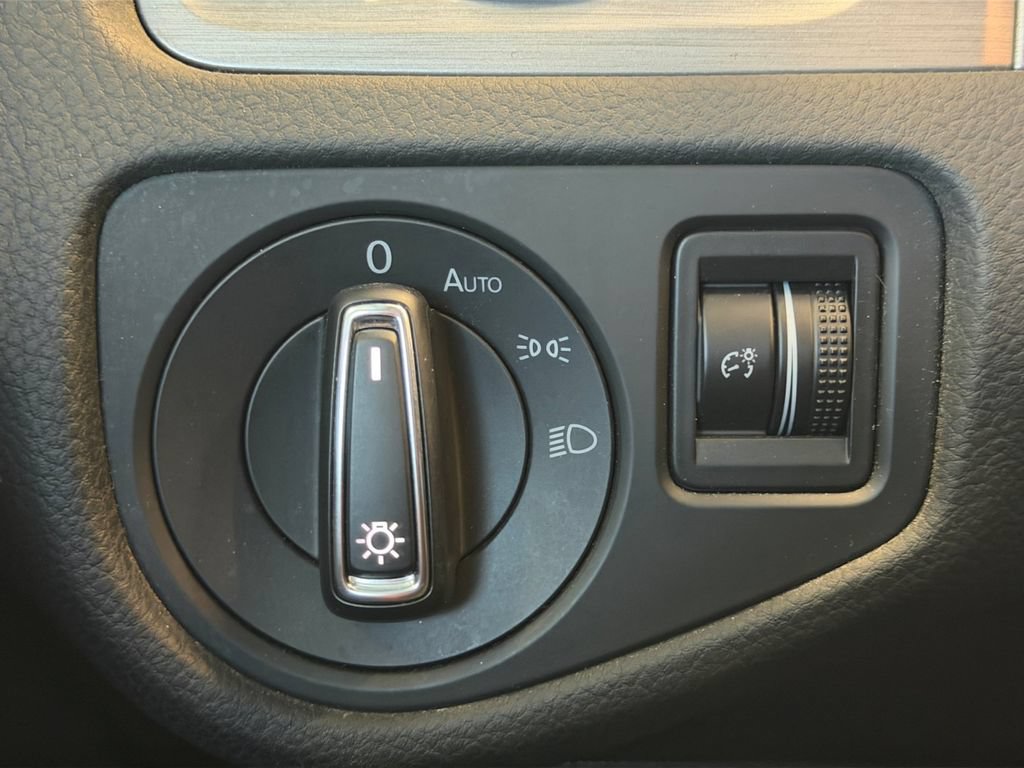 Used 2017 Volkswagen Golf Wolfsburg Edition FWD image 25