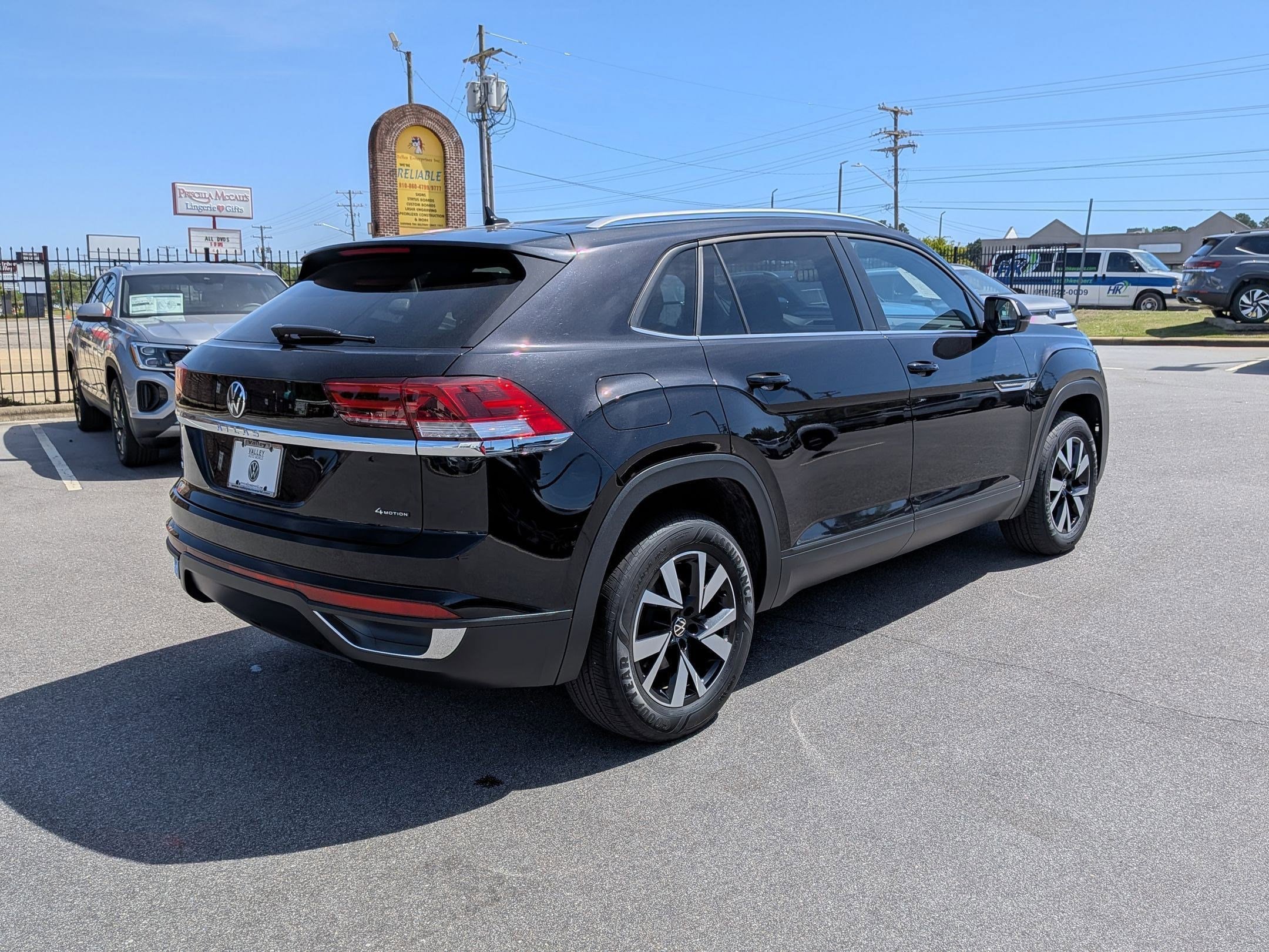 Used 2023 Volkswagen Atlas Cross Sport SE AWD/4WD image 3