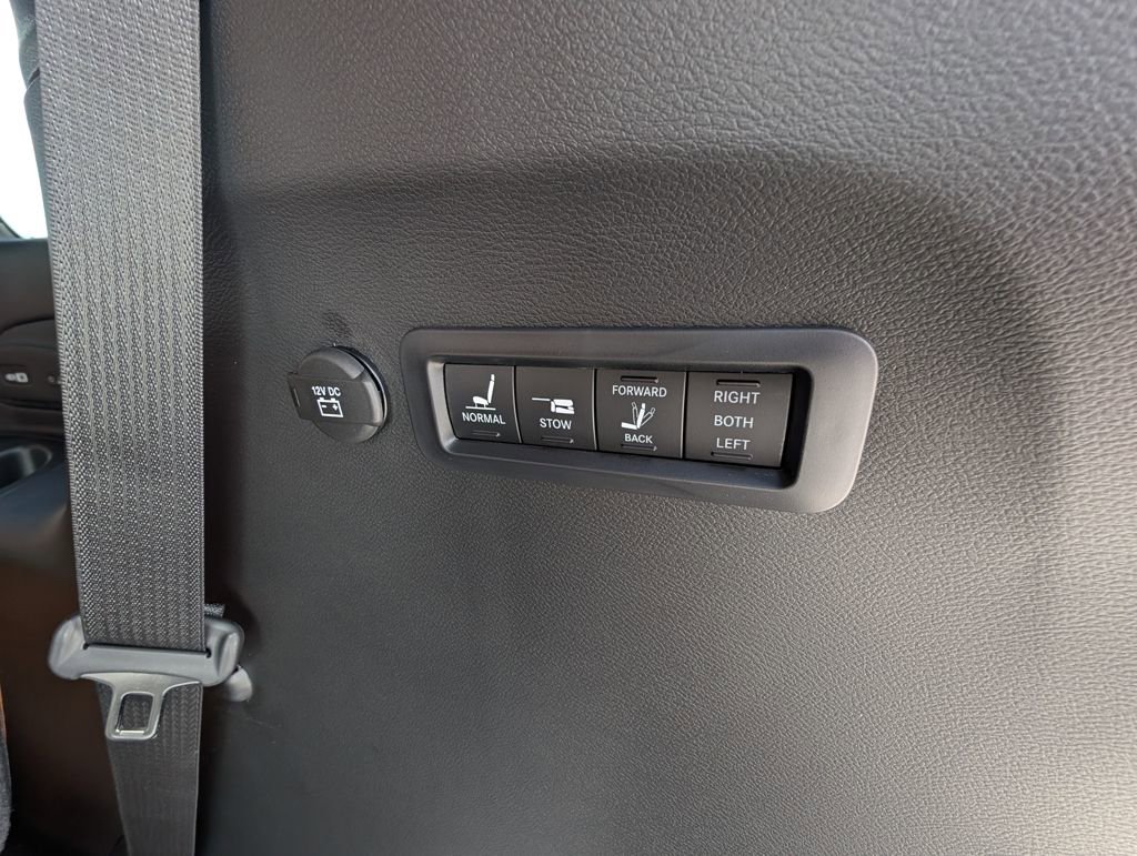 New 2026 Chrysler Pacifica Pinnacle w/ Trailer Tow Group FWD image 56