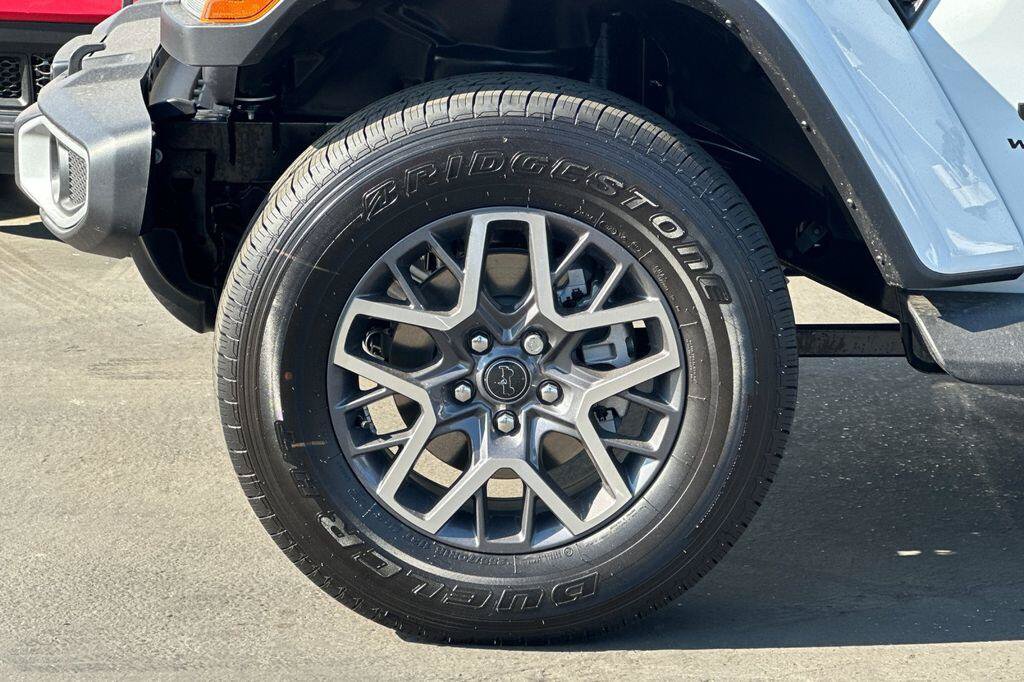 New 2026 Jeep Wrangler Unlimited Sahara AWD/4WD image 25