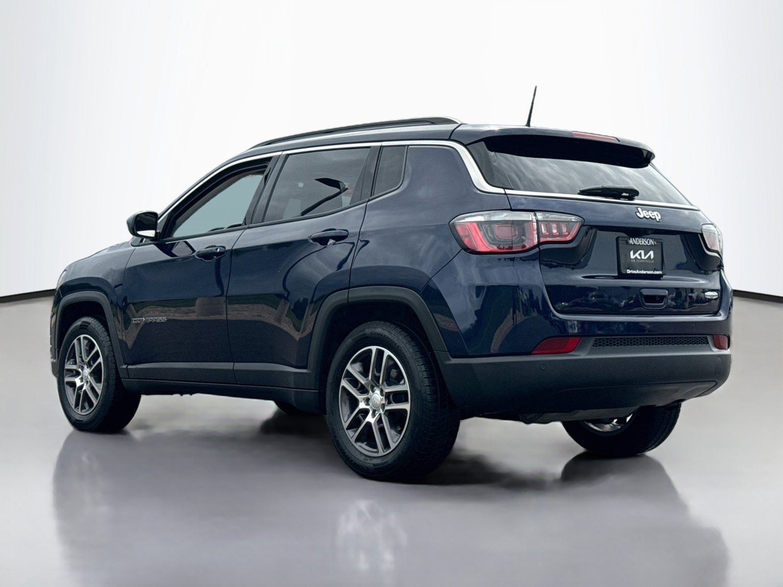 Used 2018 Jeep Compass Latitude w/ Safe & Security Group FWD image 5