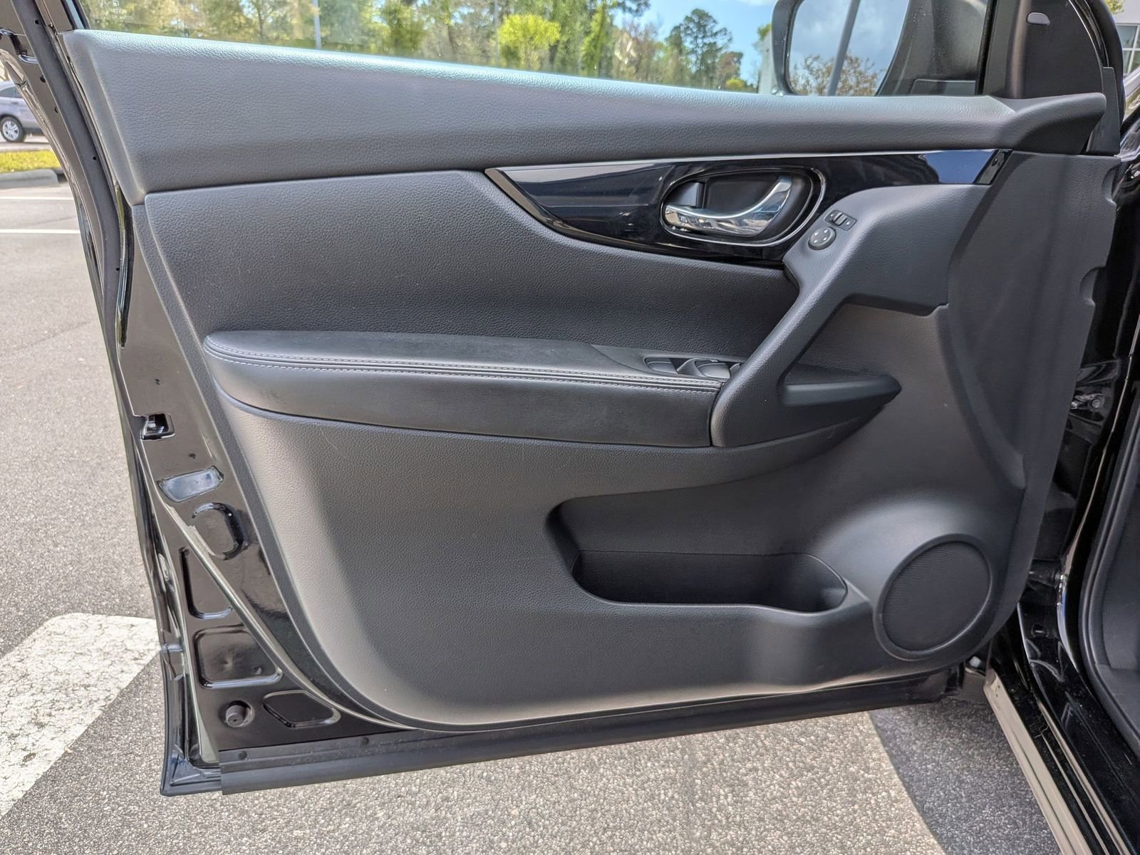 Used 2022 Nissan Rogue Sport SV FWD image 12