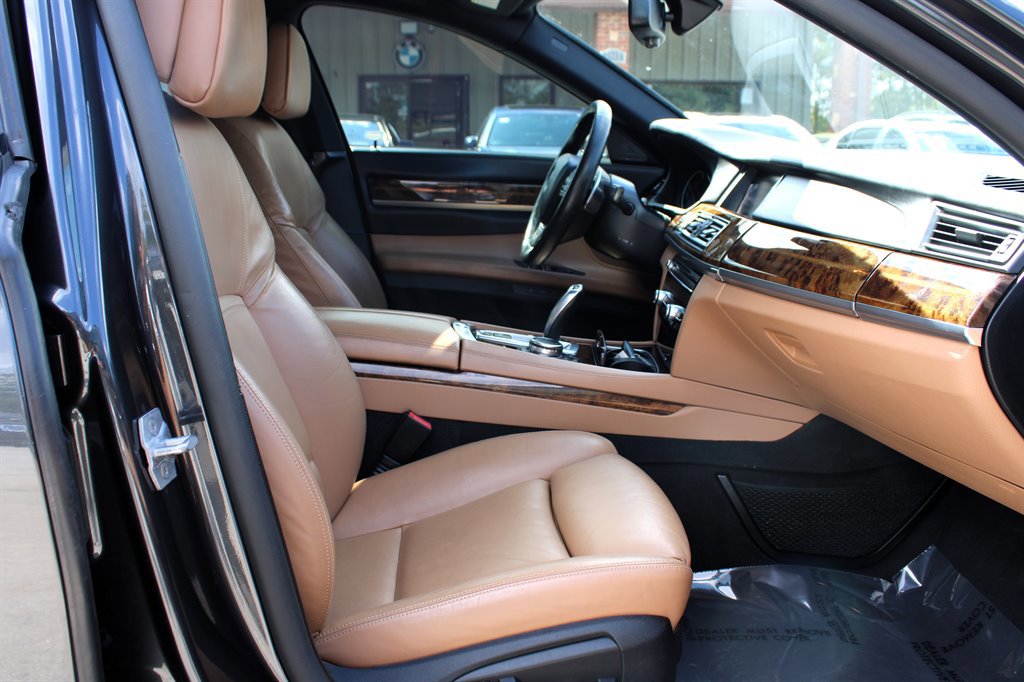 Used 2015 BMW 750Li xDrive image 16