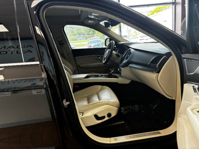 Used 2020 Volvo XC90 T5 Momentum w/ Protection Package Premier image 29