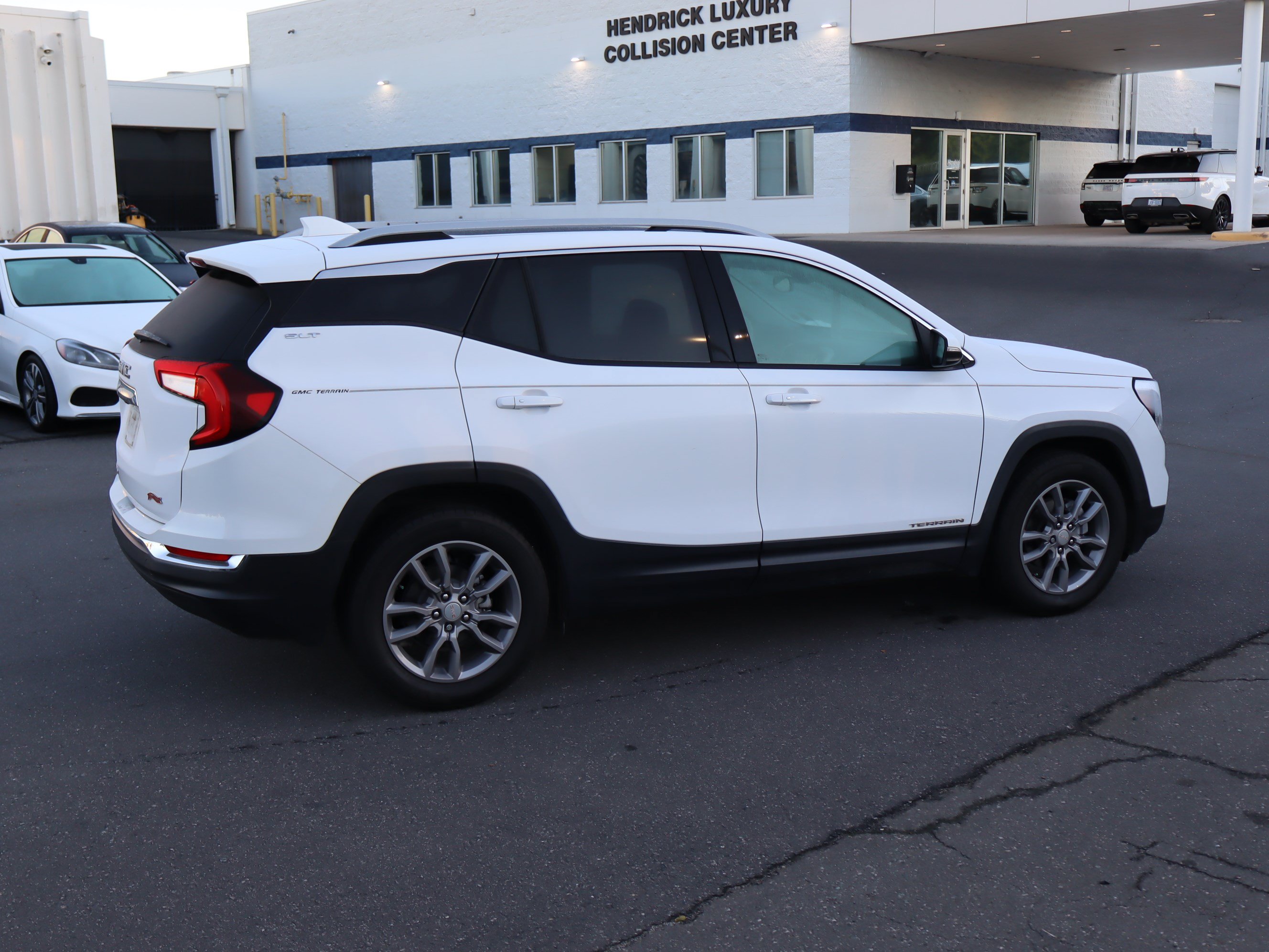 Used 2024 GMC Terrain SLT FWD image 10