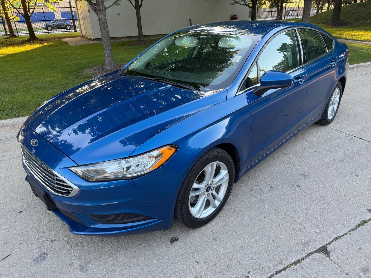 Used 2018 Ford Fusion SE w/ Fusion SE Technology Package FWD image 3