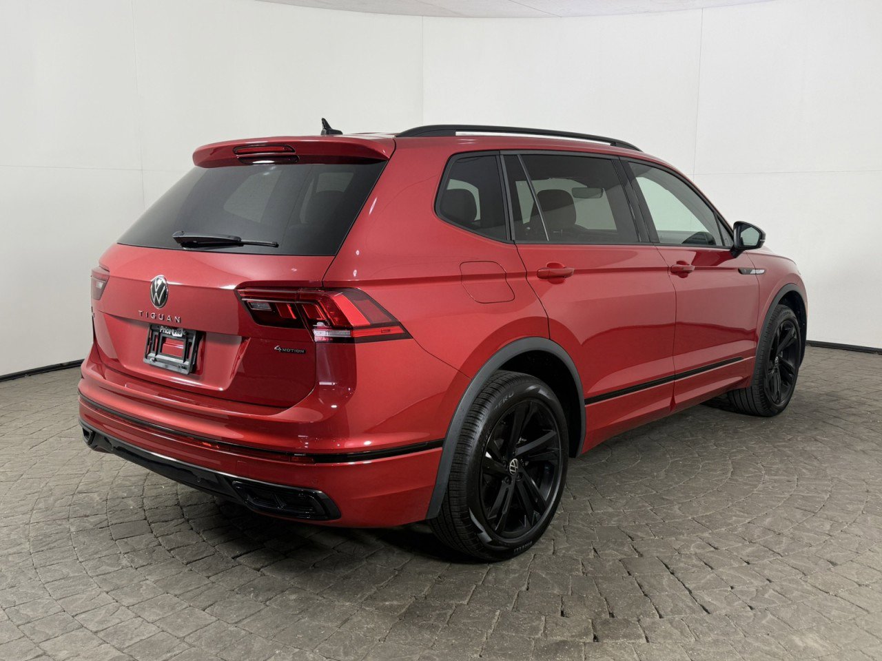 Used 2024 Volkswagen Tiguan SE R-Line AWD/4WD image 9