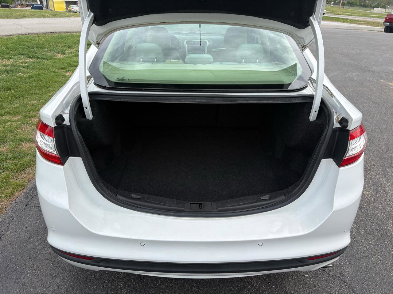 Used 2016 Ford Fusion SE image 3