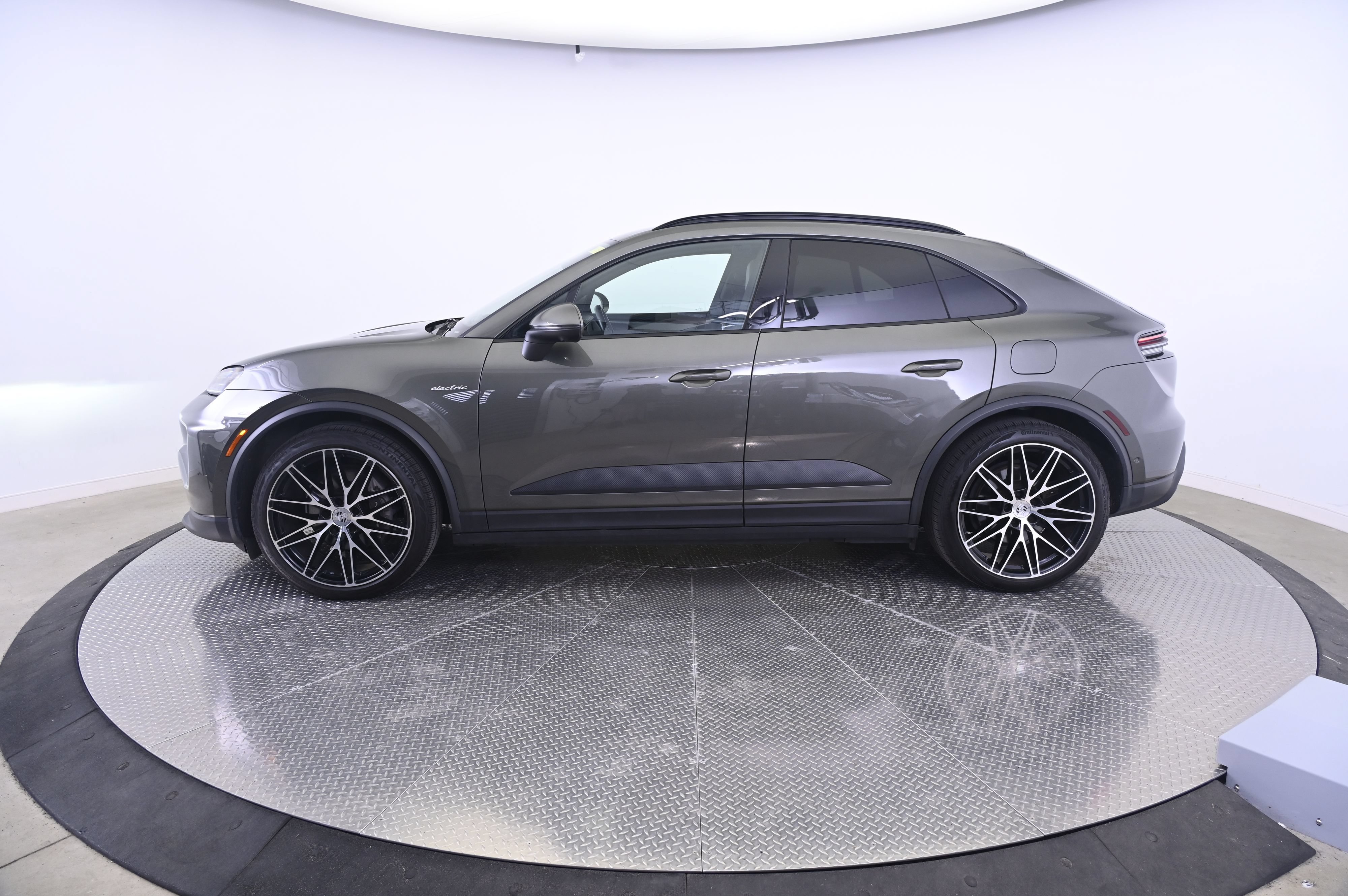Certified 2024 Porsche Macan 4 Electric AWD/4WD image 2