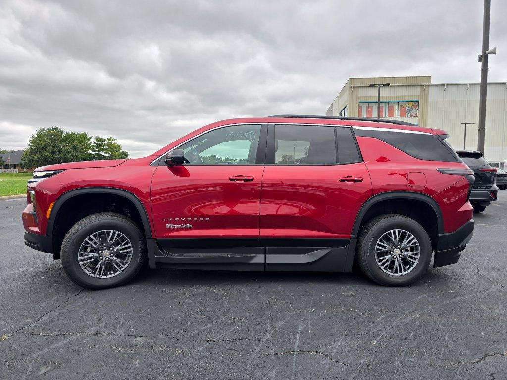 Used 2026 Chevrolet Traverse LT FWD image 5