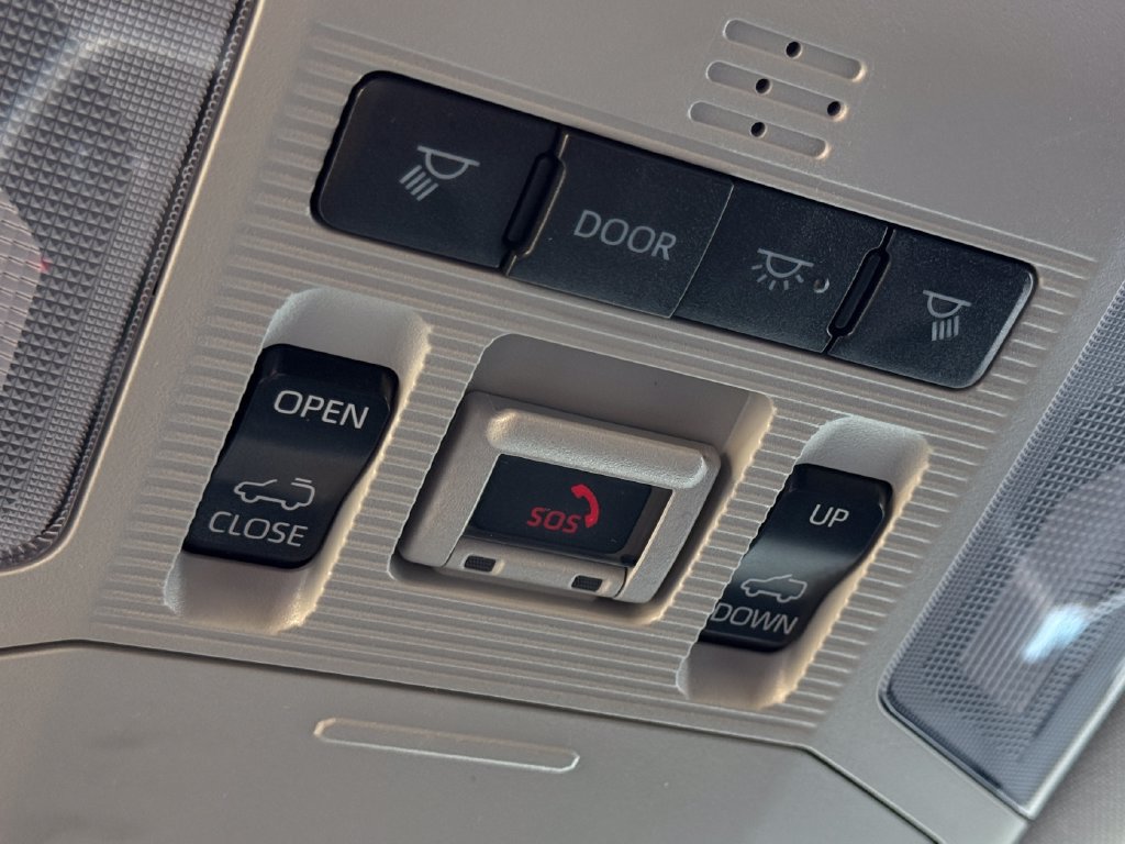 Used 2022 Toyota RAV4 XLE Premium AWD/4WD image 33