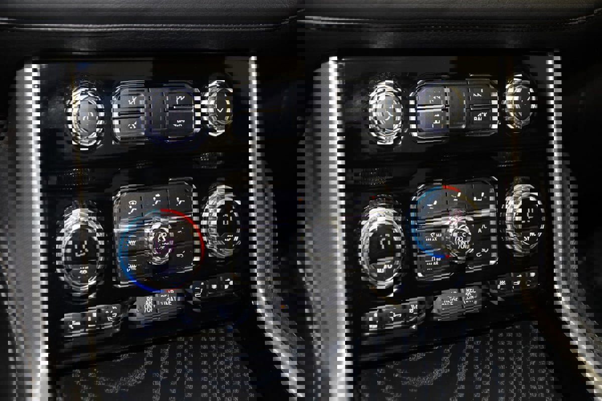 Used 2021 GMC Yukon Denali w/ Denali Premium Package image 32