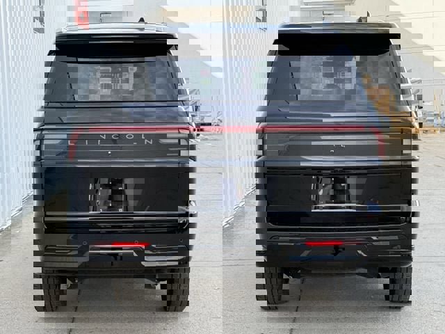 Used 2025 Lincoln Navigator Reserve image 5