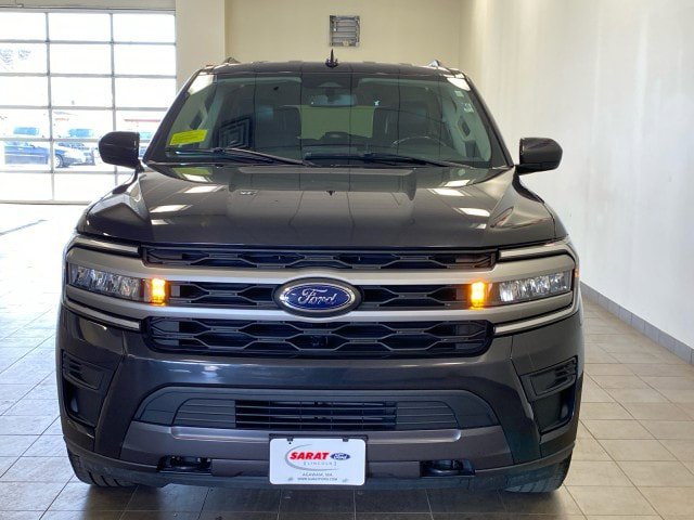 Used 2023 Ford Expedition Max XLT image 3