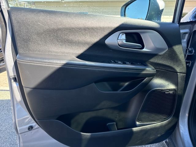 Used 2019 Chrysler Pacifica Touring-L Plus w/ Advanced Safetytec Group image 12