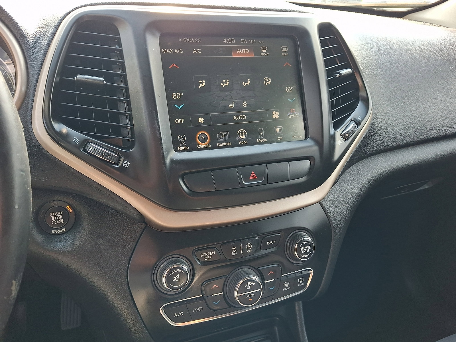 Used 2015 Jeep Cherokee Latitude w/ Comfort/Convenience Group AWD/4WD image 17