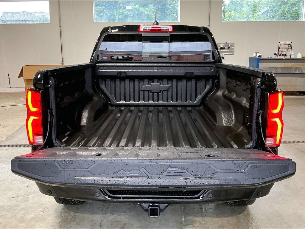 Used 2025 Chevrolet Colorado ZR2 w/ Technology Package AWD/4WD image 32